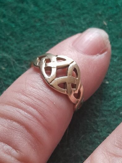 ladies 9ct gold ring