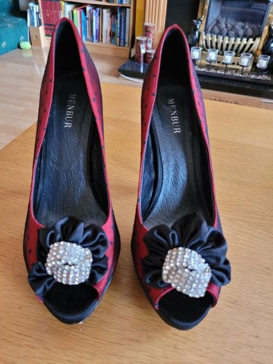 Merbur dark red / black polka high heels size 6