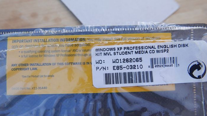Windows XP Professional with Service Pack 2 (CD - with product key)