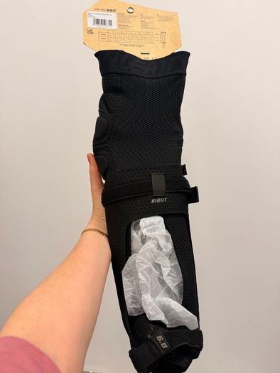 MTB Leatt Knee Guards Large - New