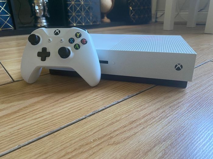 Xbox One S 1TB, + Controller and Box