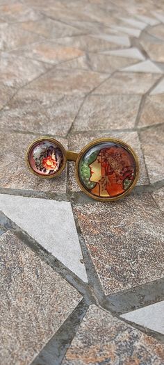 Vintage jewelry is sold individually for 5 to 10 euros