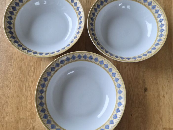 Table Top Company Highlife pattern 9 inch serving bowls X 3