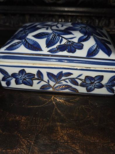 Vintage Chinese Porcelain Trinket Box with Gold Gilt Detail