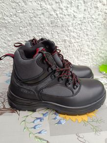Safety boots