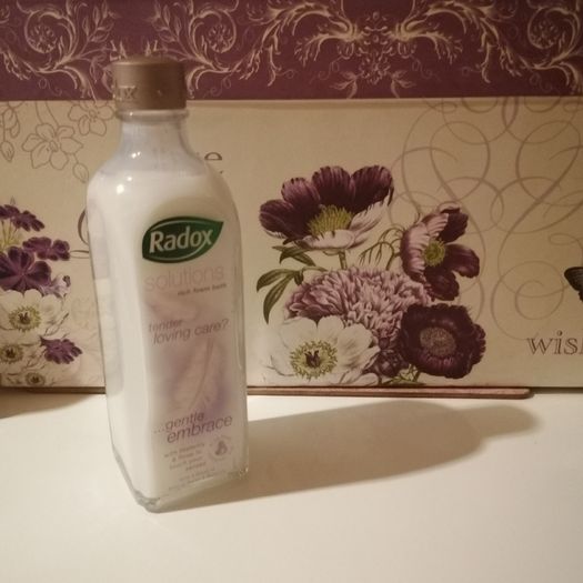 Radox Solutions Gentle Embrace rich foam bath