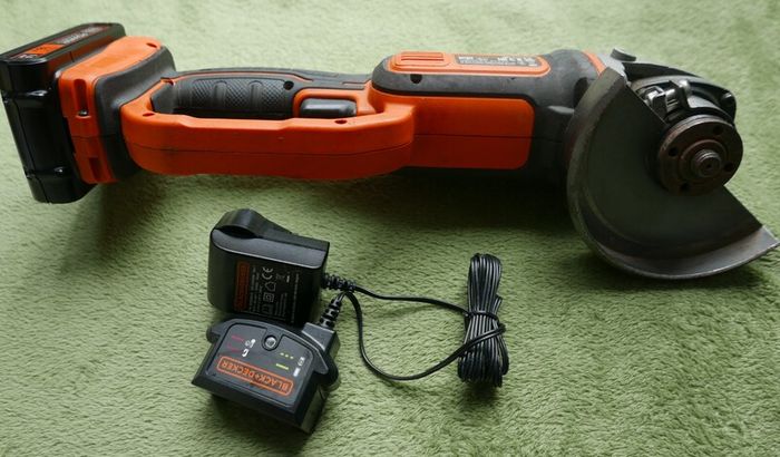 Black and Decker BCG720 18V 115mm Cordless Angle Grinder new Battery