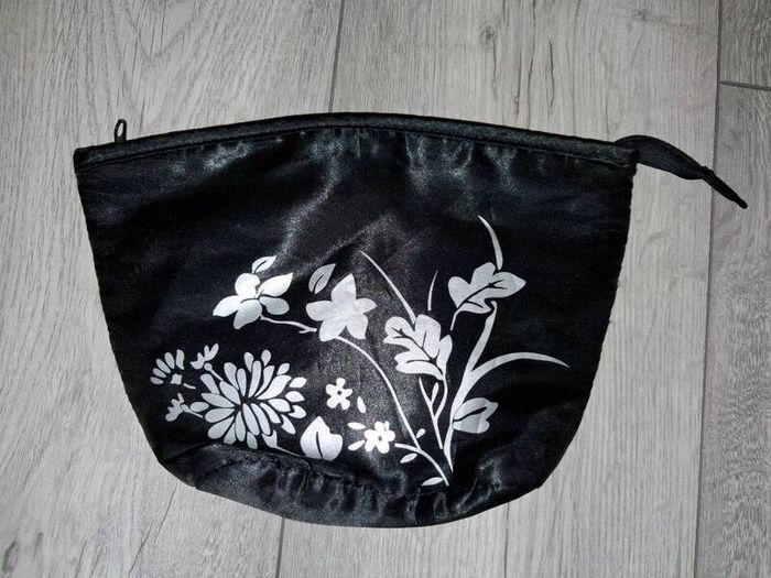 1 Euro Each To Clear!! - Variety Of Bags - Make Up, Toiletries, School, Etc