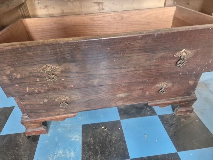 Old chest of drawers
