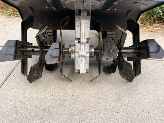 Compact Electric soil tiller / aerator