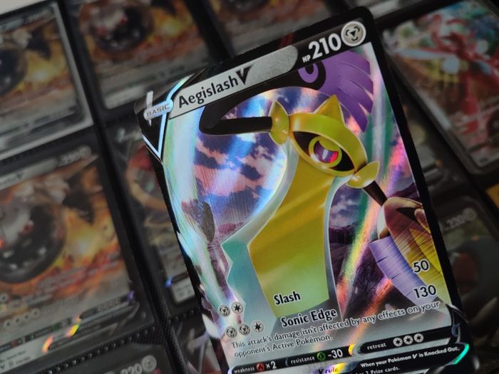 Aegislash V ! Ultra Rare ! from Vivid Voltage Set ! 2020 ! Pokemon Card !