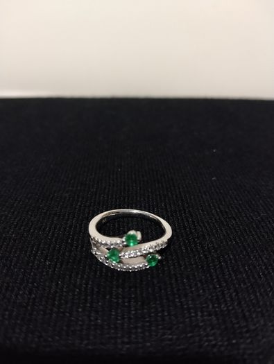 18ct white gold diamond and emerald dress ring