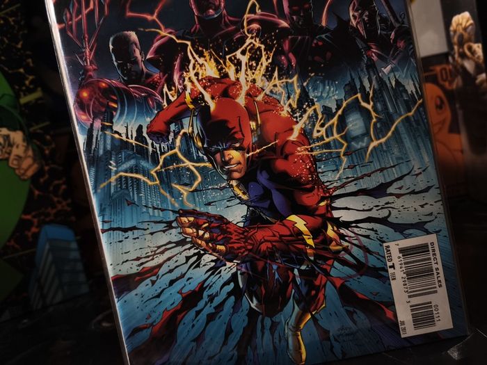 Flashpoint ! Issue #1 ! 1st Full App of Batman (Thomas Wayne) ! 1st App of Element Woman ! 1st App of Outsider (Michael Desai) ! 2011 ! by DC Comics !