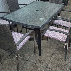 garden table and chairs