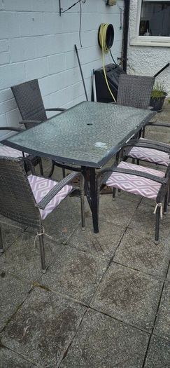 garden table and chairs
