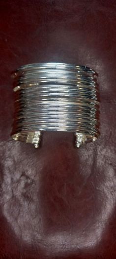 Vintage jewelry is sold individually for 5 to 10 euros
