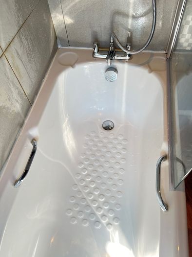 Bath with taps - side screen - shower head