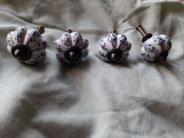 Drawer knobs x 4
