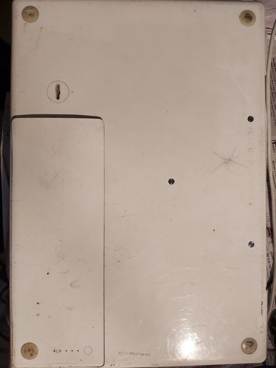 Vintage Apple MacBook, working fine and in reasonable condition for its age. No Charger