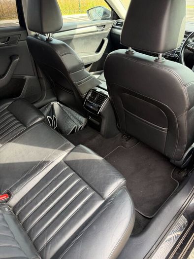 Skoda Superb black edition