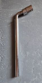 Telescopic wheel brace.