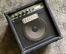 FENDER Rumble 15 Bass Combo Amp