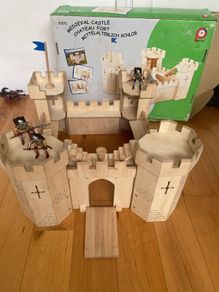 Pintoy wooden medieval castle with knights