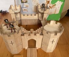 Pintoy wooden medieval castle with knights