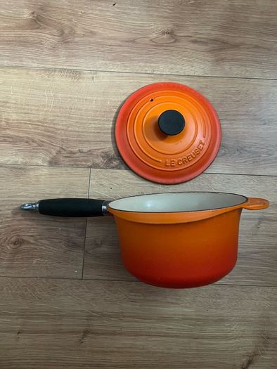 Le Creuset Cast Iron Saucepan with Wooden Handle Lovely genuine signature Volcanic colour size 18