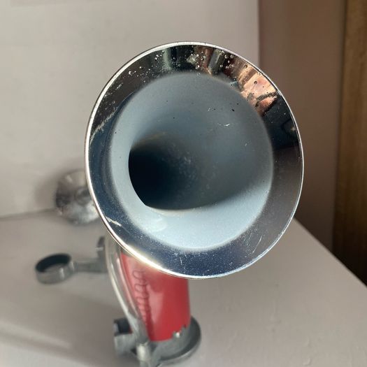 Single-trumpet air horn with electric compressor and clear air tubing