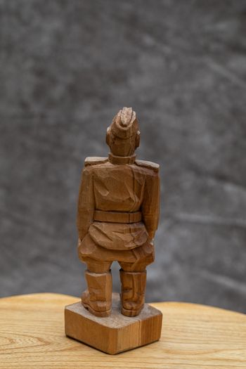 Sculptures, portraits made of wood.