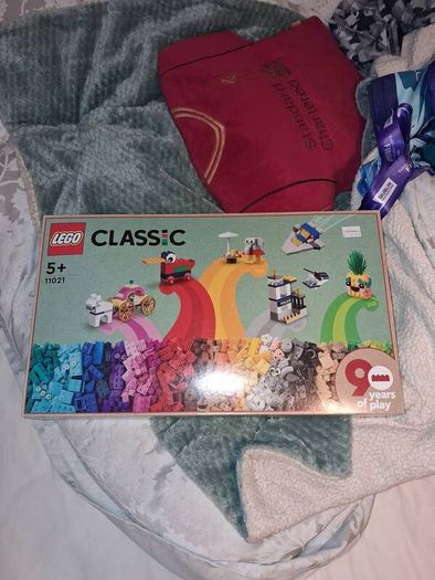 Lego 11021 90 years of play classic brick box