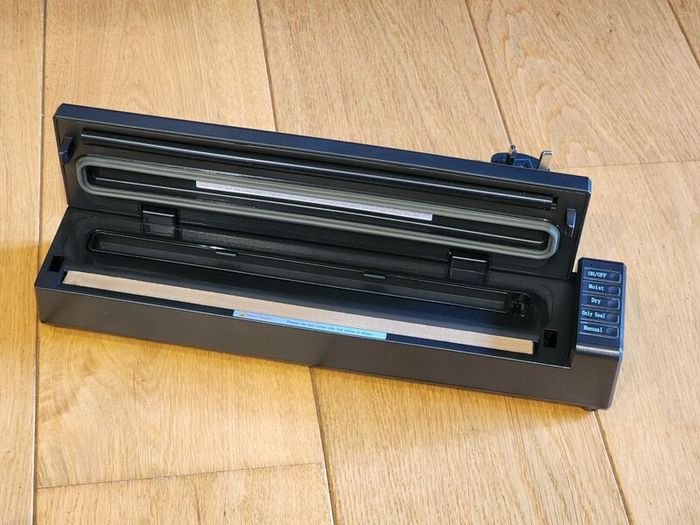 Vacuum Food Sealer + Bags/Roll - Excellent Condition