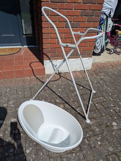Shnuggle bath with stand