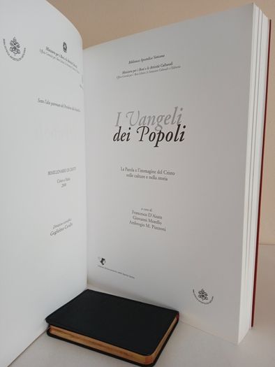 I Vangeli dei popoli: La Parola e l'immagine del Cristo nelle Culture e nella Storia Edited by Francesco D'Aiuto, A. M. Piazzoni and Giovanni Morello (RB380)