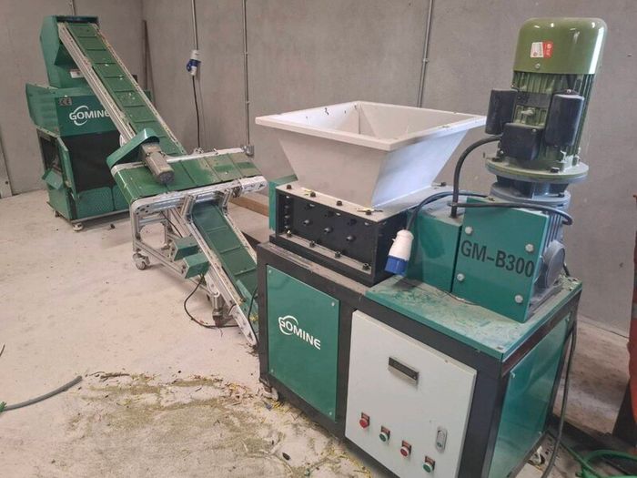 Cable shredder conveyor and granulator