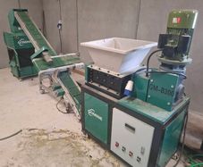 Cable shredder conveyor and granulator