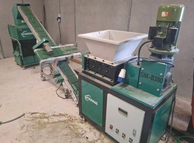 Cable shredder conveyor and granulator