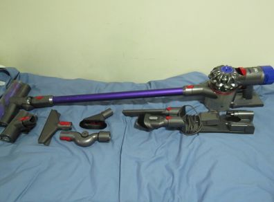 Dyson V8