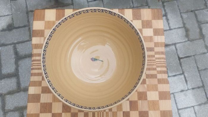 Beautiful Nicholas Mosse Large Bowl in the Popular but Discontinued Kilfane Rose Pattern, Circa 1996-2004
