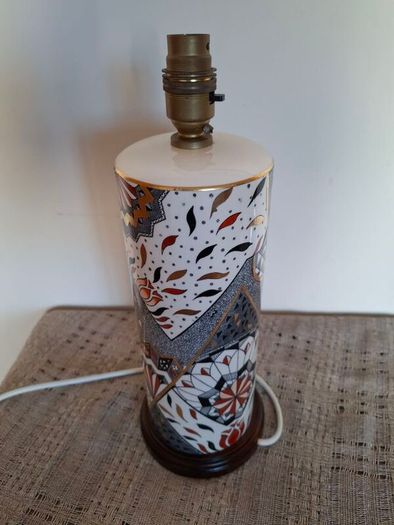 Vintage Mason's porcelain table lamp.