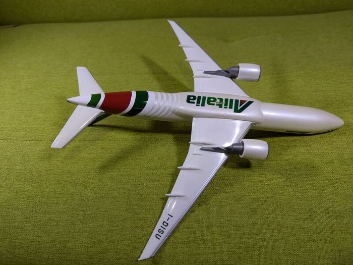Alitalia 1:200 scale model airplane, Boeing 777-200 aircraft, NEW