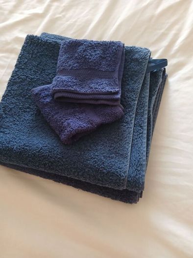 2 x bath towels. 2 x facecloths. Navy. Cotton.