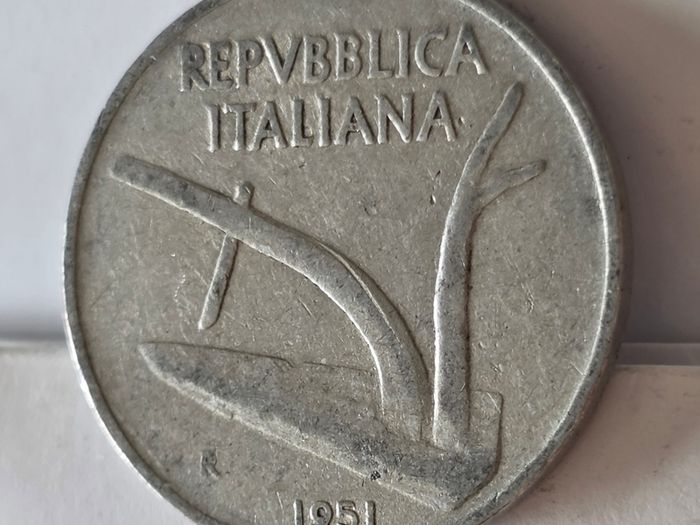 Italy 10 Lire 1951 Rome R