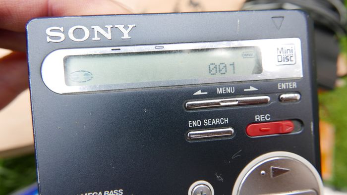 Sony MZ-R700 Portable Minidisc Walkman Player In Good Working Condition (charger and a large Minidiscs set)