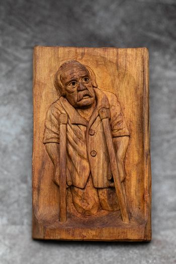 Sculptures, portraits made of wood.