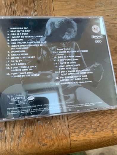 Ramones - Ramones (reissue with 8 bonus tracks)