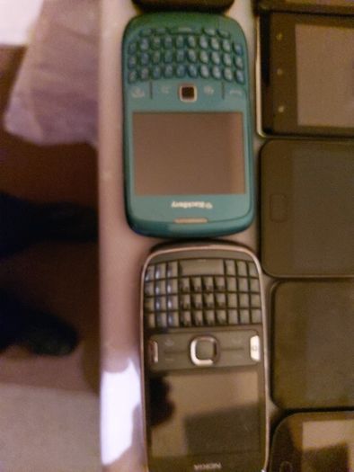 25 Mobile phones in very good cosmetic condition but have no Batterys