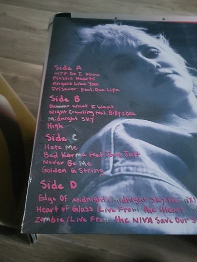 Miley Cyrus plastic hearts double vinyl
