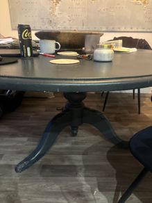 Round dining table